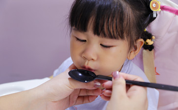 教孩子說話時為什么要先教孩子用手勢表達？
