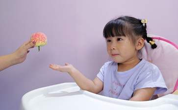 語言訓練過程中需要讓孩子看書嗎？