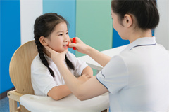 小孩口吃是怎么引起的？